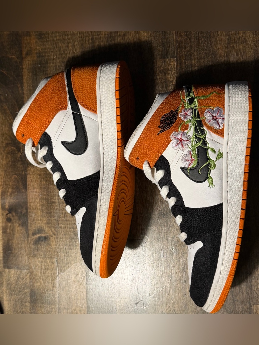 Jordan 1 Mid SE "Blossom" M 7Y- W 9